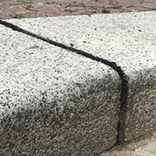 Dehnscheiben für Bordsteine und Rinnensysteme im Straßenbau, zugeschnitten mit Schwenkarmstanzen