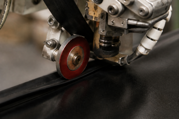 Keder-Schweißen Keder-Schweißen mit einer Schweißmaschine an technischem PVC-Material